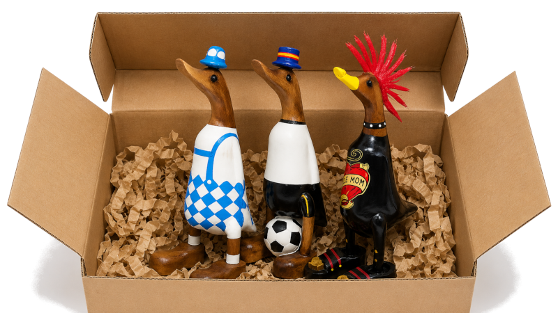 Drei unserer Design-Enten sicher verpackt in einem Versandkarton